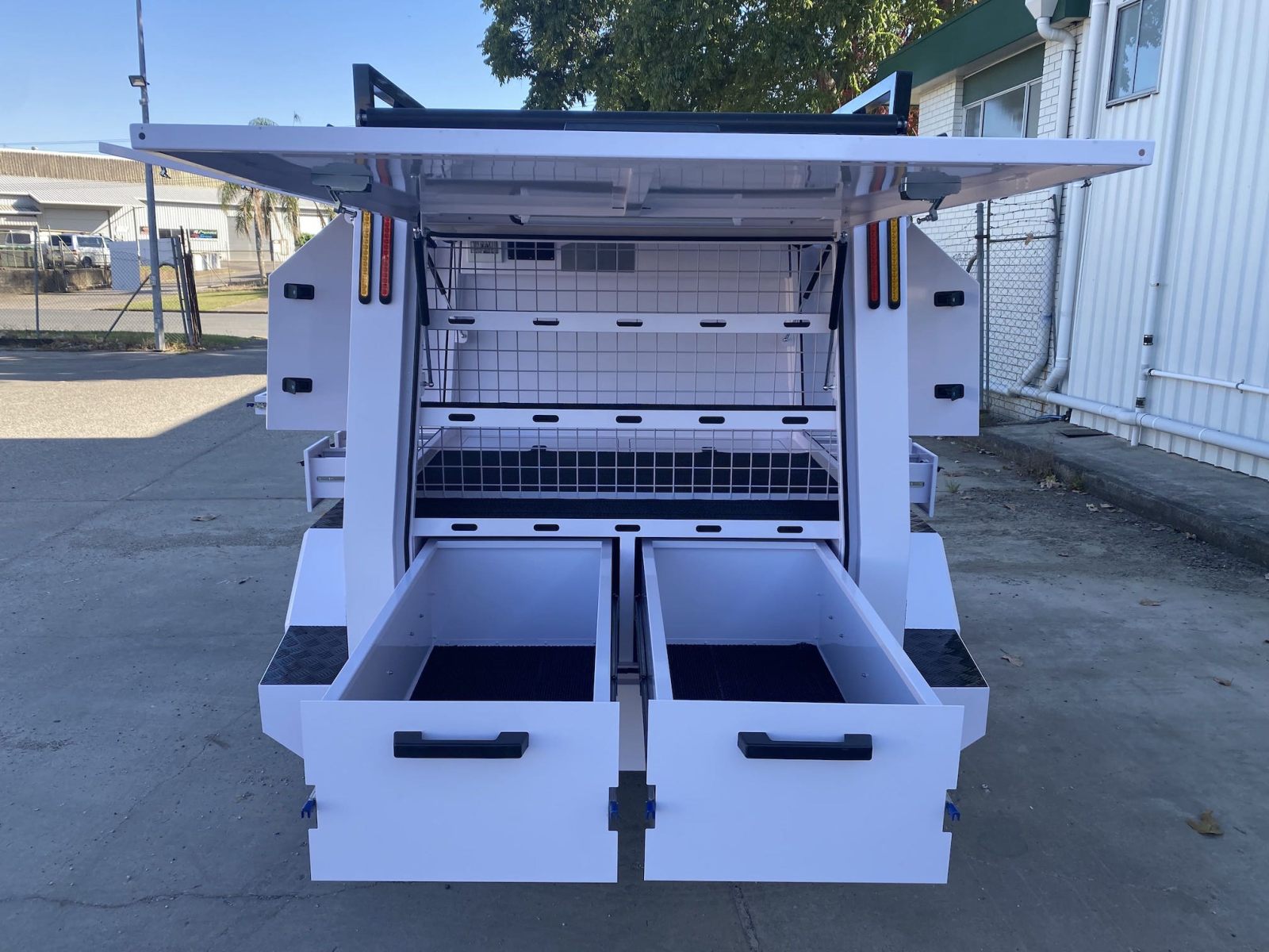 Grande remorque artisanale à un essieu