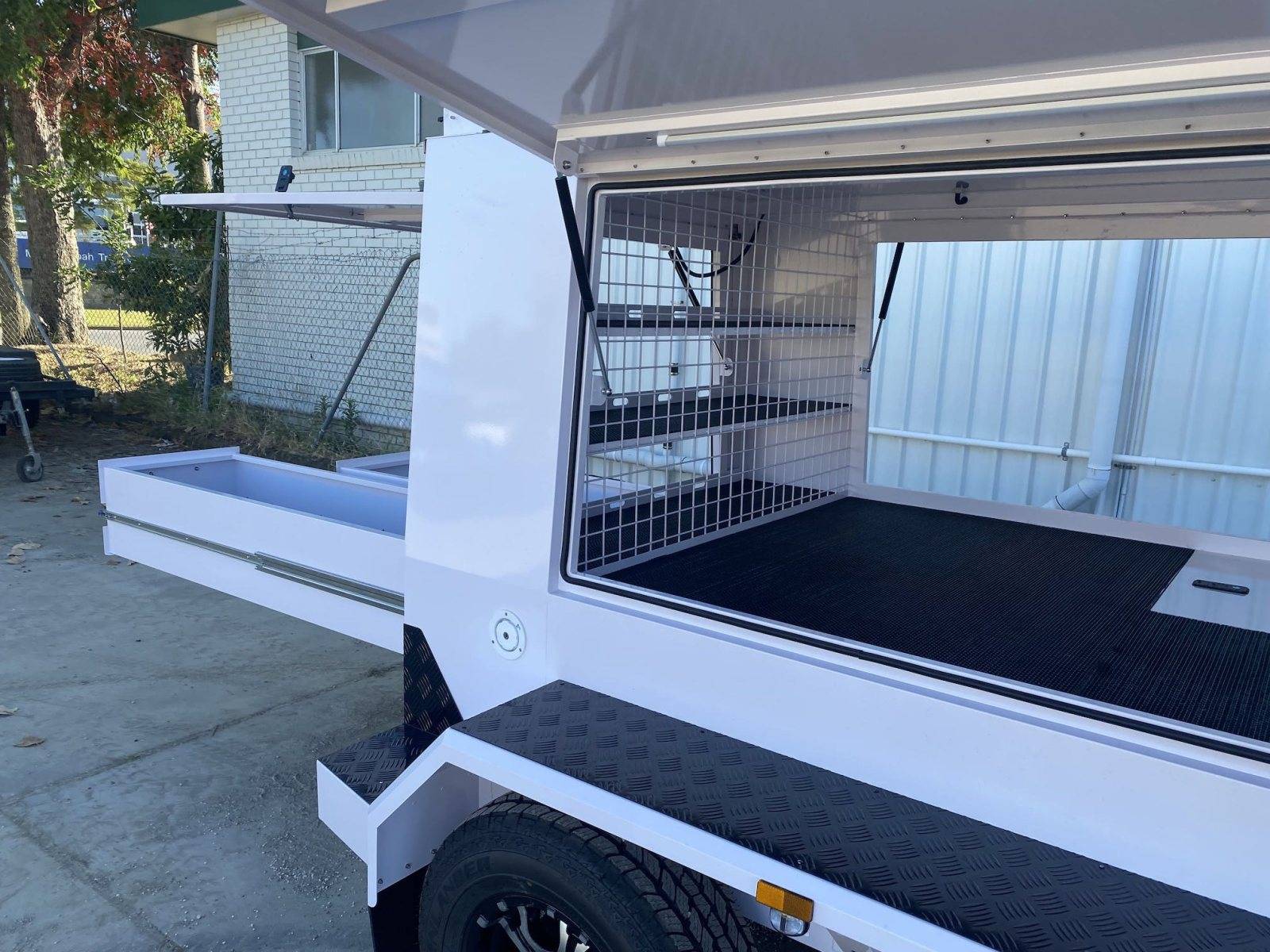 Remorque commerciale de grande taille à double essieux