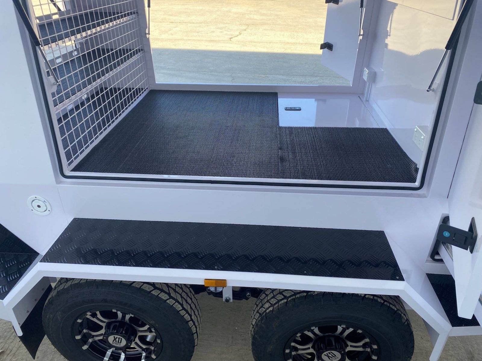 Remorque commerciale de grande taille à double essieux