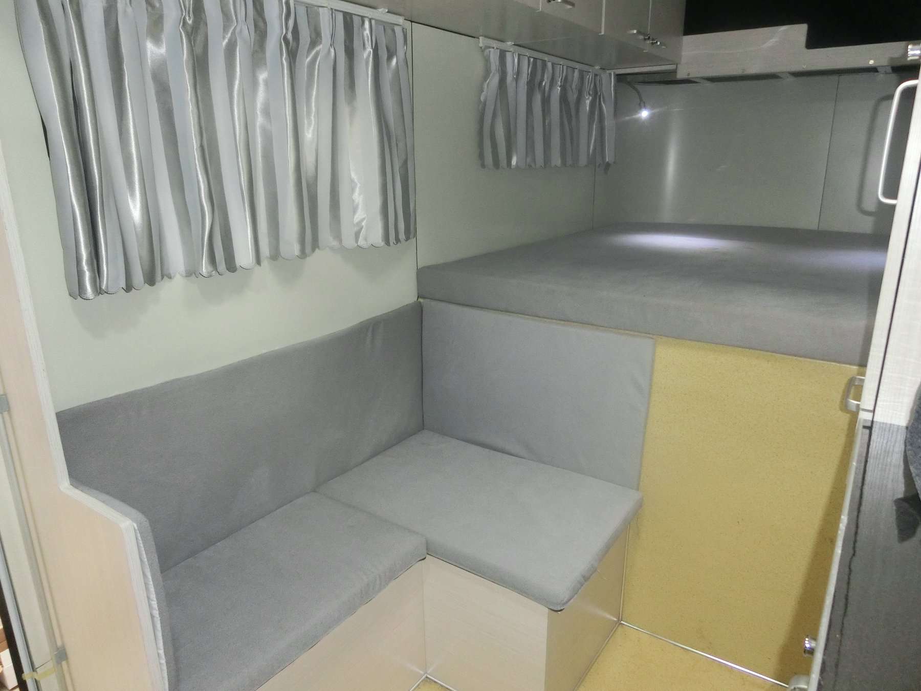 remorque à chevaux à devant carré sur mesure