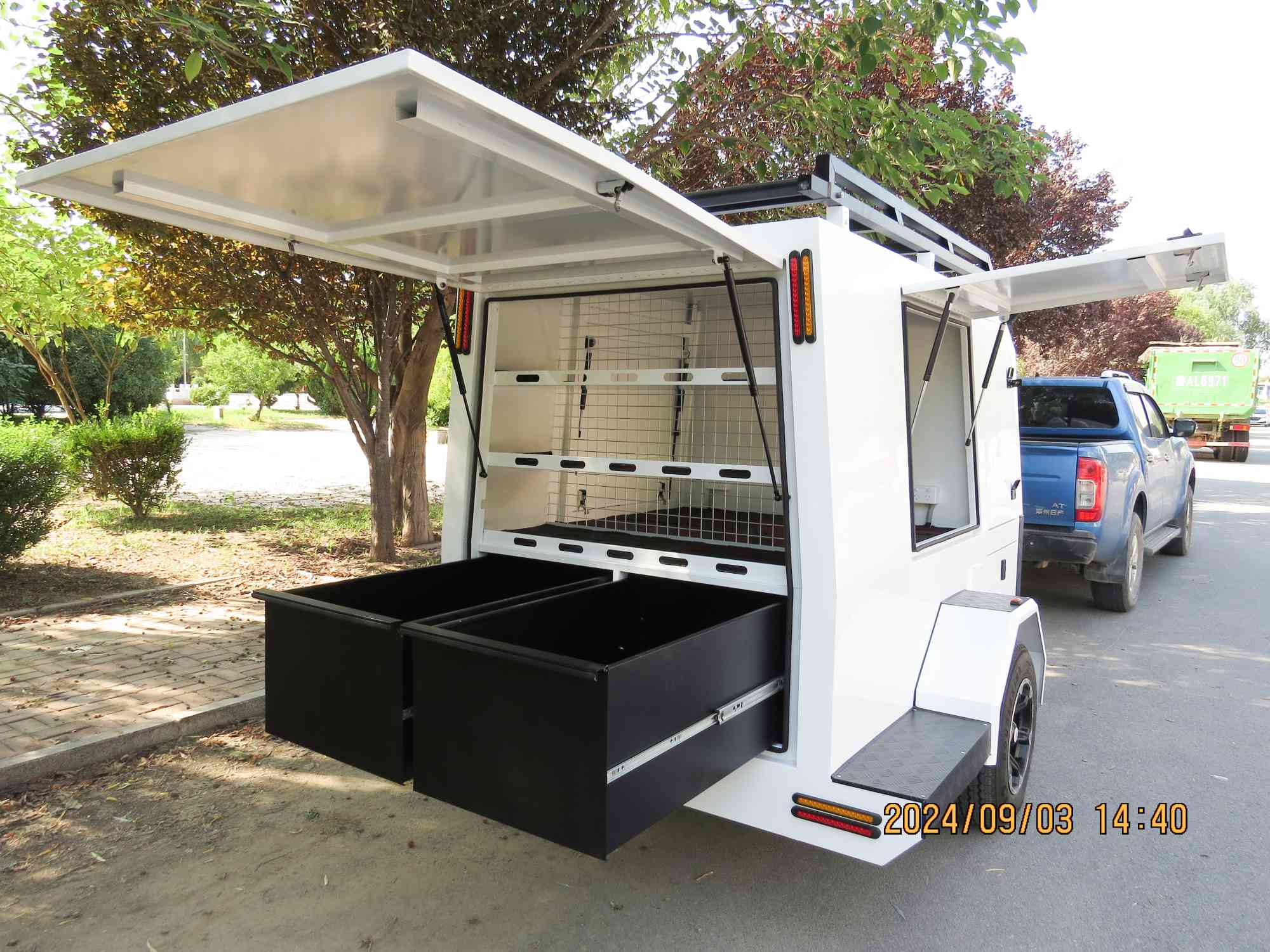 Grande remorque de travail à un essieu