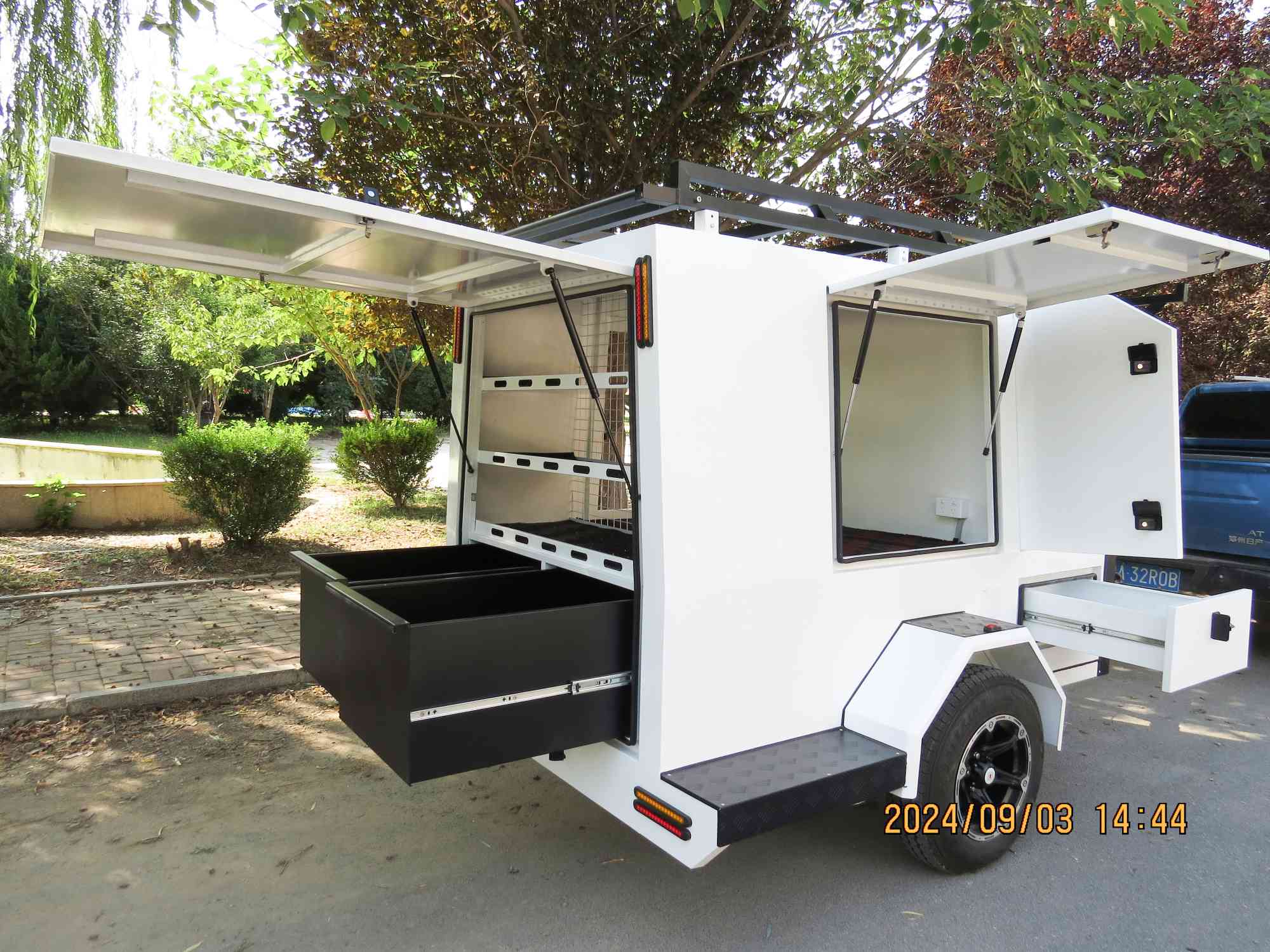 Grande remorque de travail à un essieu