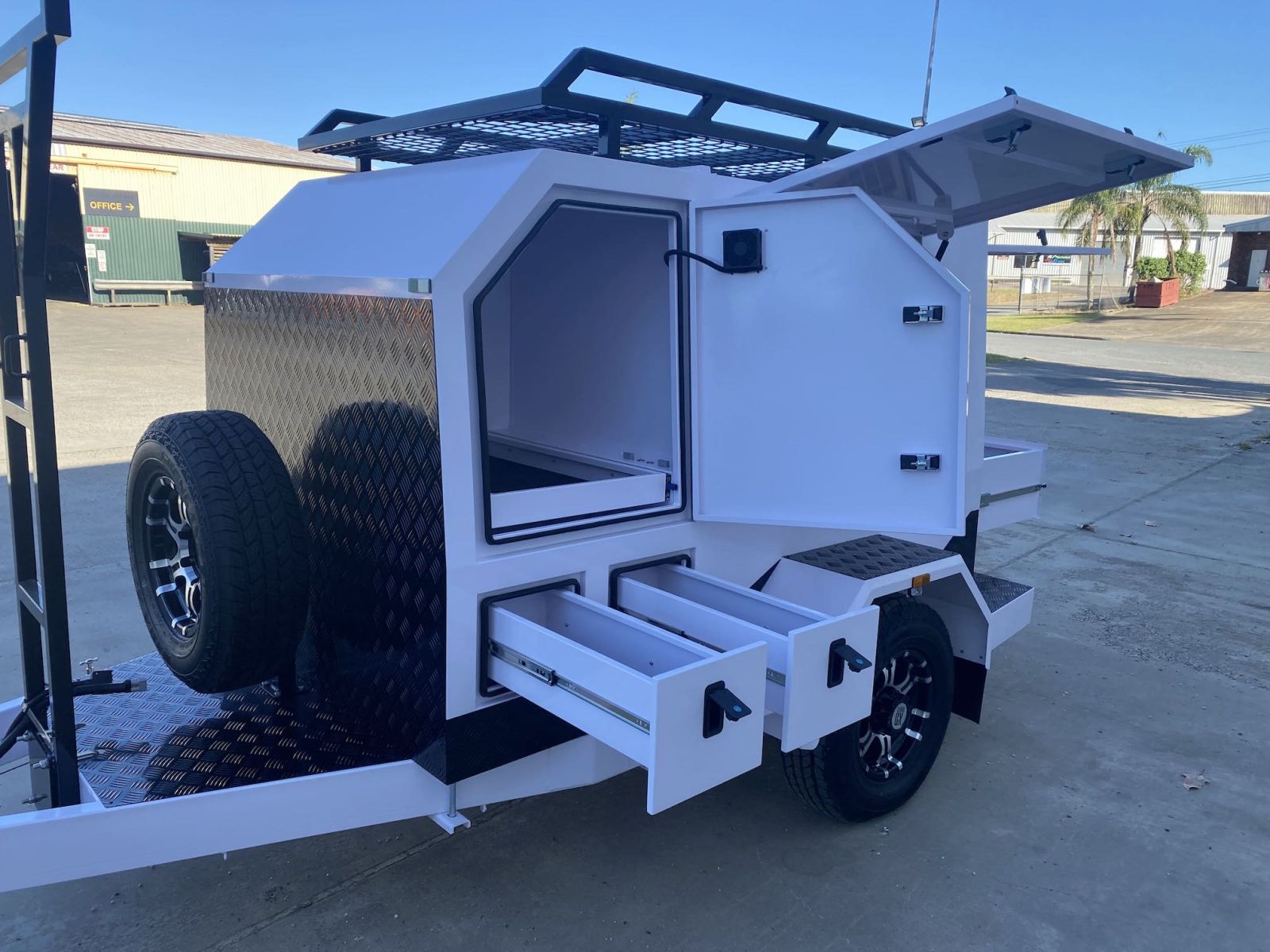 Grande remorque commerciale à un essieu