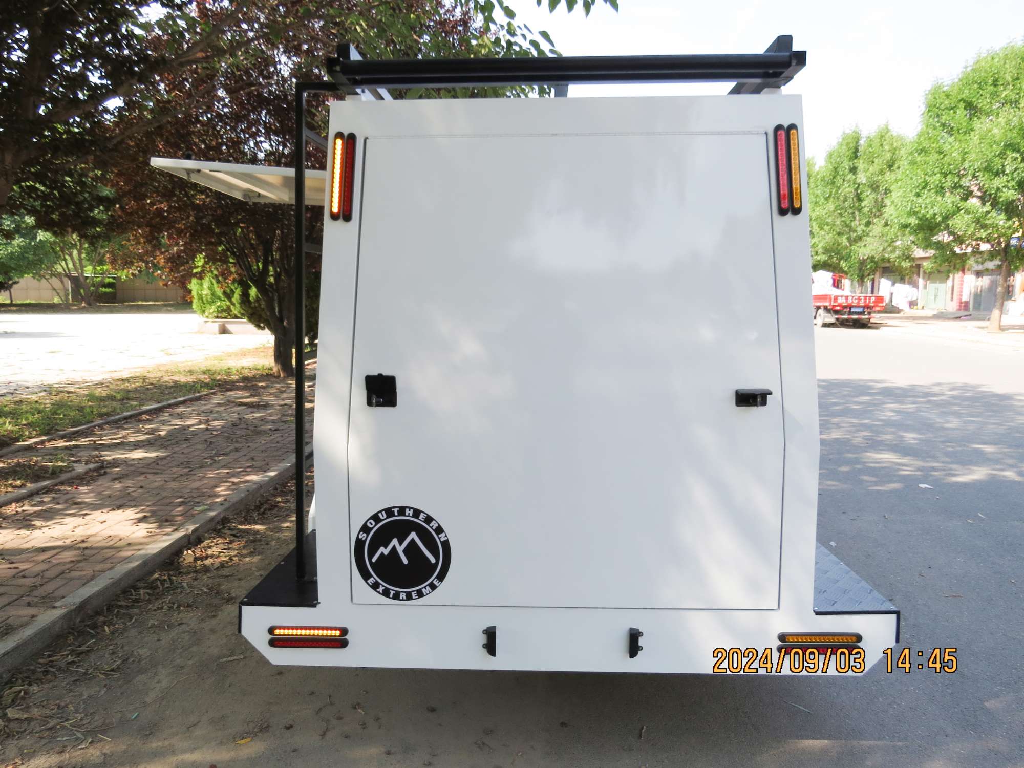 Grande remorque commerciale à un essieu