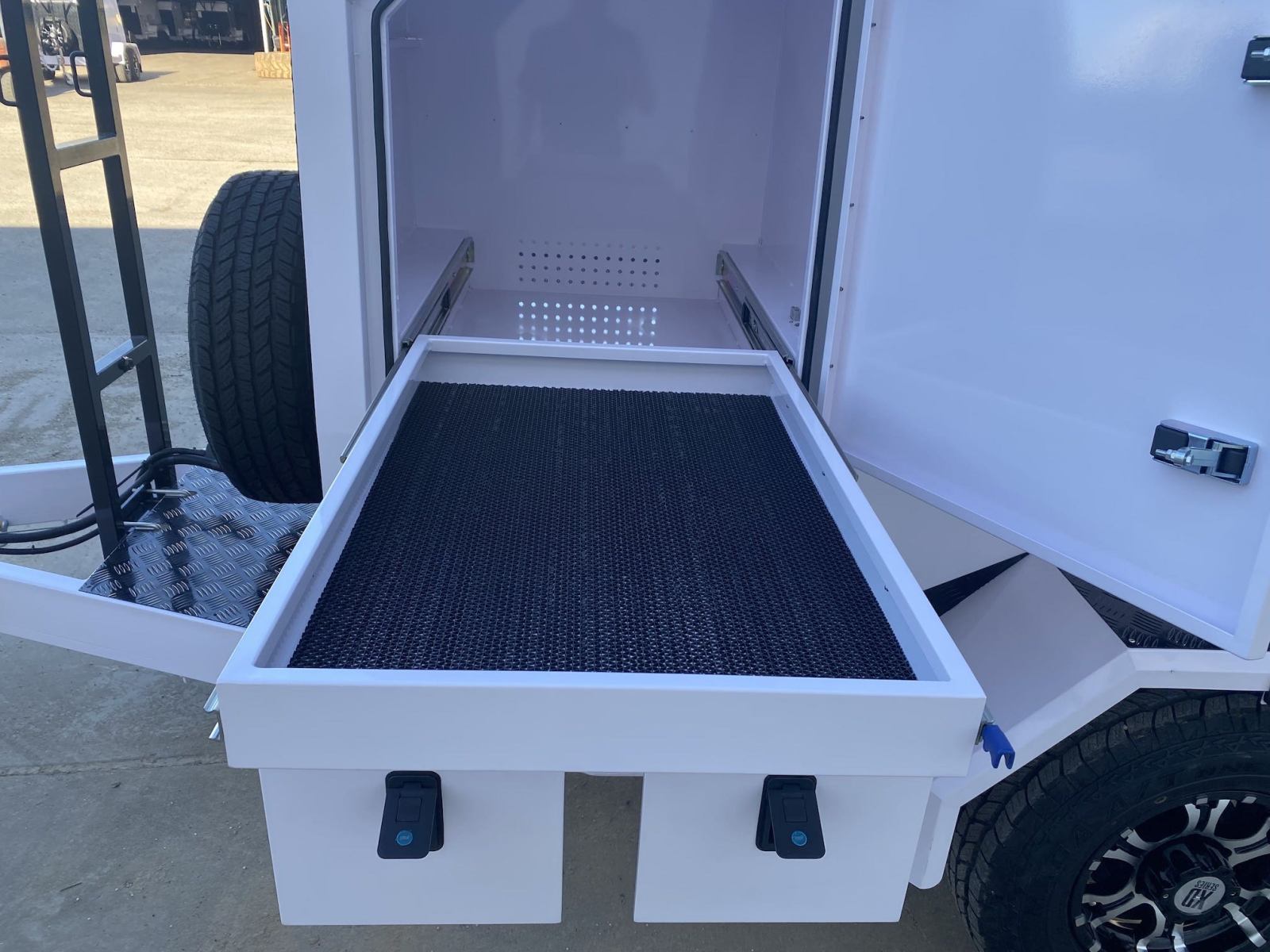 Grande remorque commerciale à un essieu