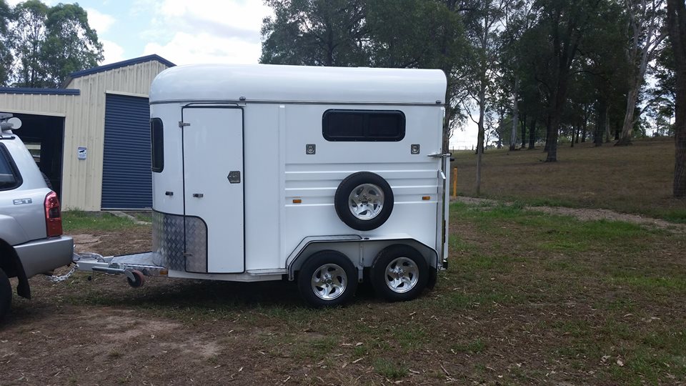 Remorque à chevaux à charge droite standard de type 2 chevaux Remorque à chevaux à charge droite standard de type 2 chevaux